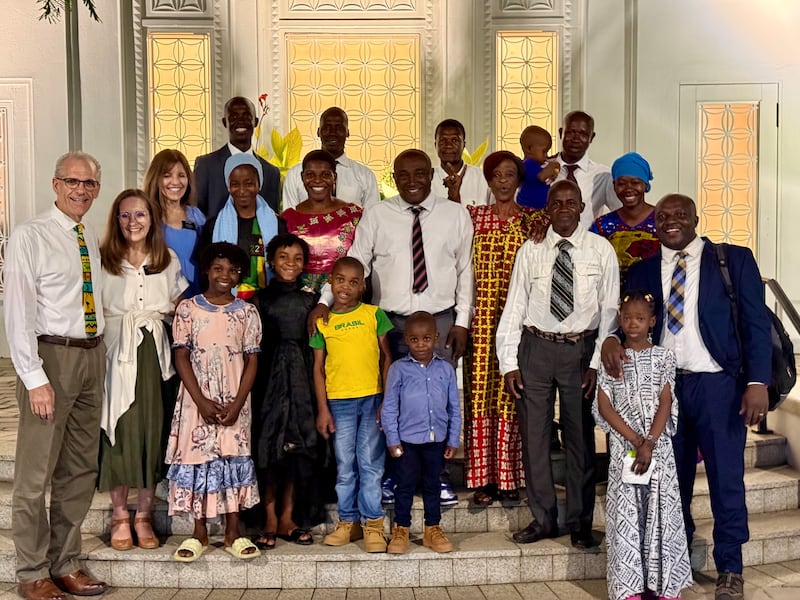 Pascal y Lauralyn Budge, líderes recientemente liberados de la Misión Cote d'Ivoire Abidján Este, a la izquierda, están de pie fuera del Templo de Costa de Marfil Abidján con miembros de la Rama Bamako Mali el 11 de febrero de 2026.