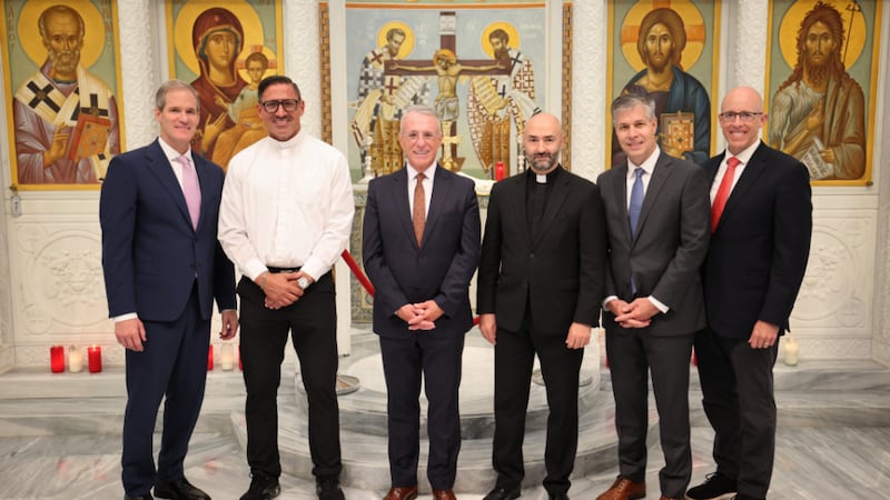 Élder Ulisses Soares del Cuórum de los Doce Apóstoles, tercero desde la izquierda, y otros líderes de la Iglesia se reúnen con el liderazgo del Arzobispado Metropolita Ortodoxo Griego de América en la Iglesia Ortodoxa Griega de San Nicolás y Santuario Nacional en Nueva York el viernes, 21 de agosto de 2026.