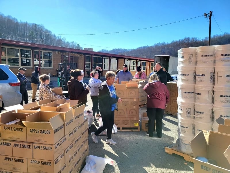 Miembros y voluntarios de la Iglesia descargan y distribuyen alimentos donados por la Iglesia para ayudar a las víctimas de las inundaciones en Flat Lick, Kentucky, en febrero de 2025.
