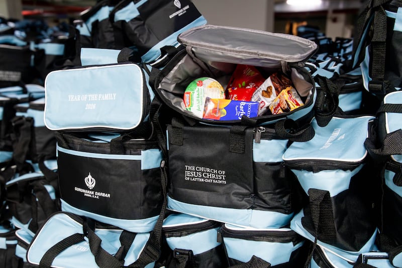 Miembros de La Iglesia de Jesucristo de los Santos de los Últimos Días y la comunidad sij armaron kits de alimentos en un proyecto de servicio conjunto en Dubái, Emiratos Árabes Unidos, el viernes 21 de agosto de 2026.
