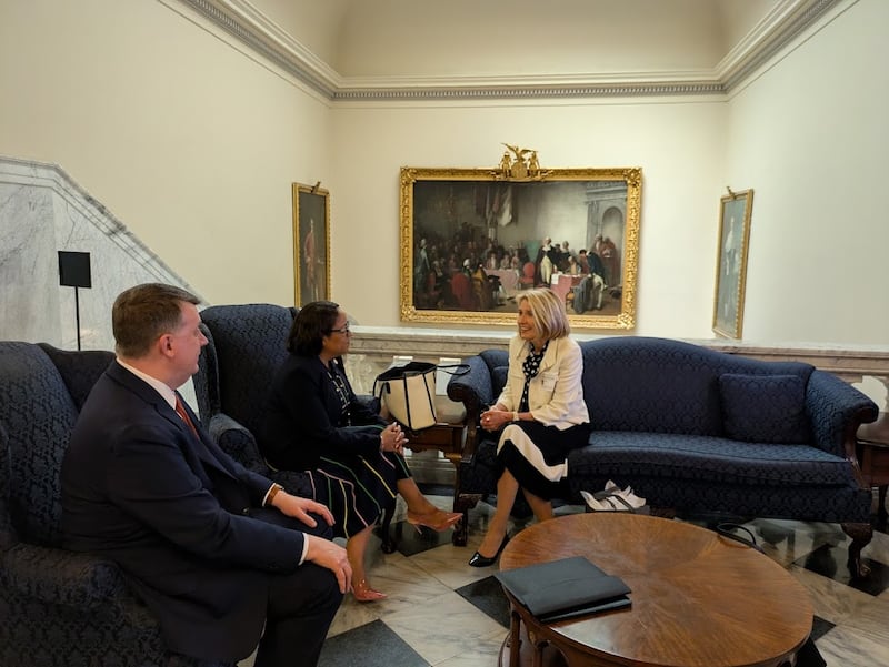 La presidenta Camille N. Johnson y el élder Michael P. Brady conversan con Lora Hargrove en la oficina del gobernador de Maryland en Annapolis, Maryland, el viernes 15 de mayo de 2026.