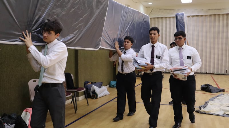 Voluntarios y misioneros de La Iglesia de Jesucristo de los Santos de los Últimos Días preparan artículos para los afectados por los terremotos gemelos en Venezuela el sábado 27 de junio de 2026.