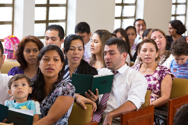 Santos de los Últimos Días en Manaus, Brasil, cantan un himno como parte de la reunión sacramental.