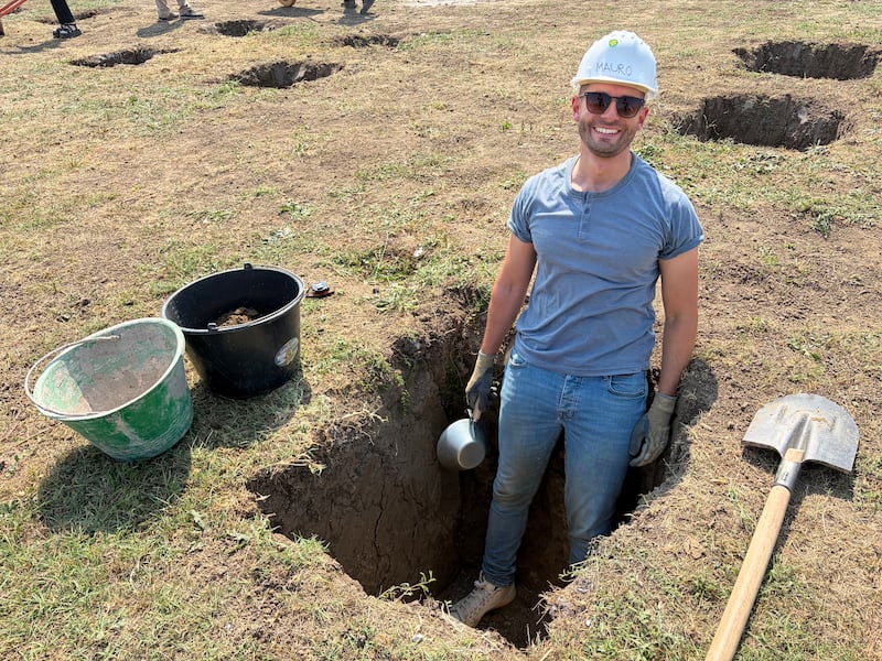 Mauro Dicataldo, un voluntario que viajó desde París, Francia, trabaja dentro de un hoyo de cimentación durante un proyecto de servicio de Hábitat para la Humanidad Rumania en Berceni, Rumania, en agosto de 2026.