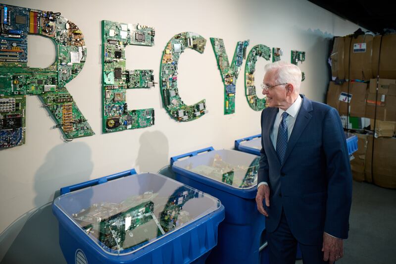 El presidente D. Todd Christofferson recorre el nuevo Centro de Ayuda Humanitaria de la Iglesia en Salt Lake City el viernes, 22 de mayo de 2026.
