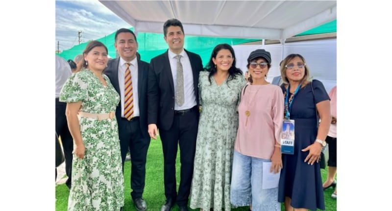 El élder Sandino Román y la hermana Lupita Román, en el centro, se unen a otros asistentes en la ceremonia de colocación de la primera piedra del Templo de Iquitos Perú.