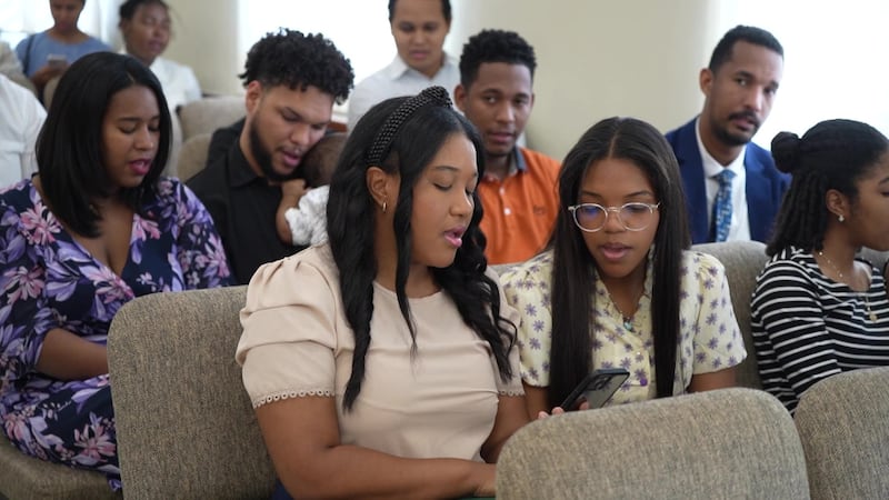 Miembros de una congregación en la República Dominicana cantan selecciones de "Hymns for Home and Church" durante su reunión sacramental.