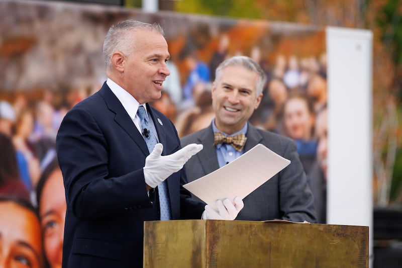 El presidente de BYU, C. Shane Reese, lee una carta escrita por Muriel Thole incluida en la cápsula del tiempo que se colocó en la biblioteca en 1976 durante el centenario de la Universidad Brigham Young. La cápsula del tiempo fue abierta durante un evento del Día del Fundador en Brigham Square en Provo, Utah, el jueves 16 de octubre de 2025.