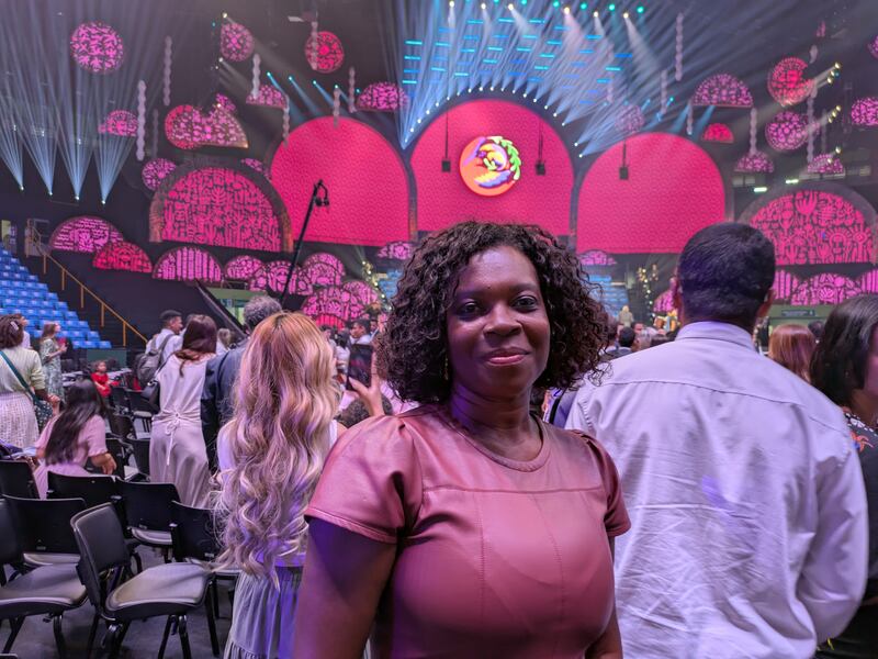 Daiane Monique Amorim, de São Paulo, Brasil, posa para una foto después de la presentación del Coro del Tabernáculo y la Orquesta de la Manzana del Templo en el Ginásio do Ibirapuera, como parte de la gira "Canciones de Esperanza" en São Paulo, Brasil, el domingo 1 de marzo de 2026.