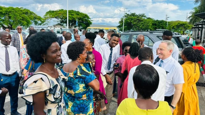 Los misioneros reciben una cálida bienvenida a su llegada al Aeropuerto Internacional Melchior Ndadaye en Bujumbura, Burundi, el 16 de abril de 2026.
