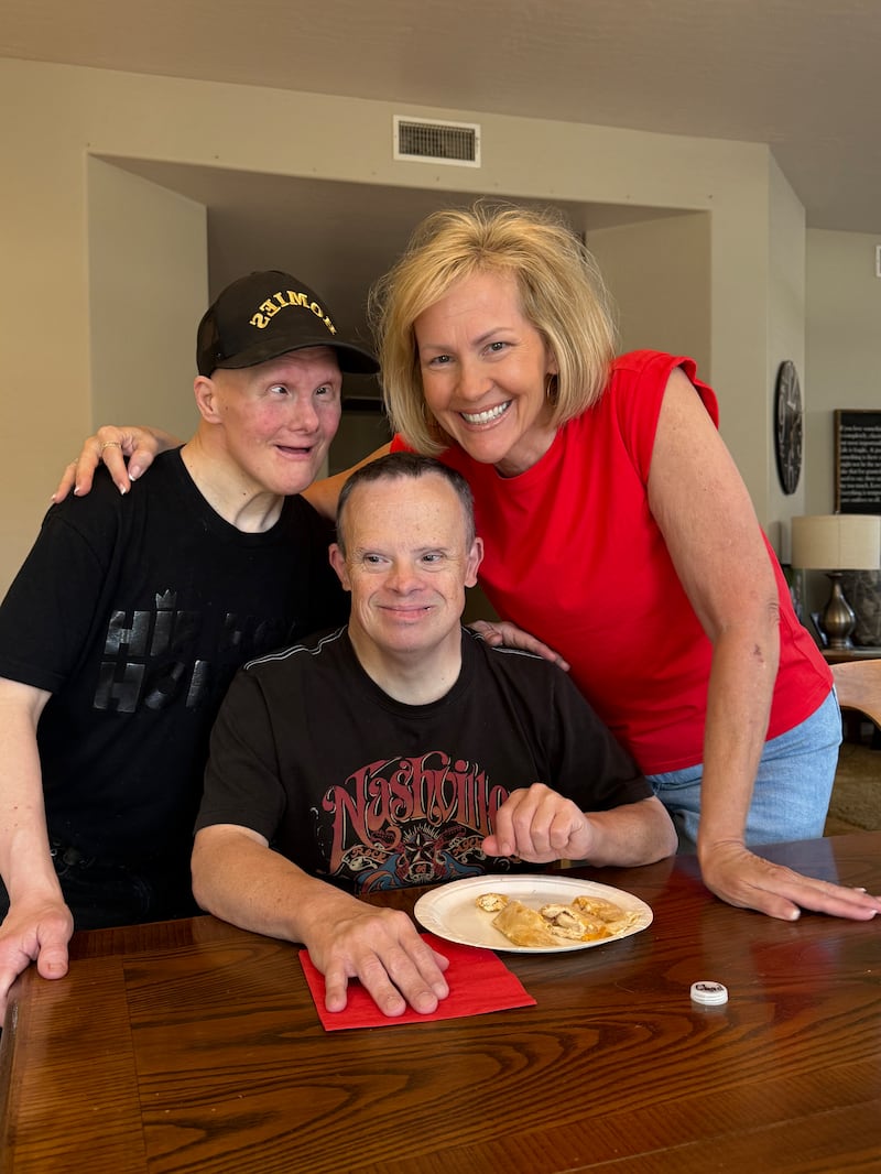 De izquierda a derecha: Kelly Leavitt, Chad Rades y Carol Tingey sonríen para una foto en Mesa, Arizona, el 10 de julio de 2025. Estos tres individuos han sido amigos desde la preparatoria.