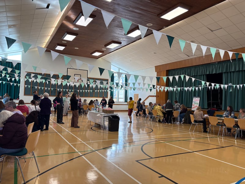 Las mujeres de la Estaca de Northampton, Inglaterra, se reúnen para un día de servicio de la Sociedad de Socorro el 14 de marzo de 2026.