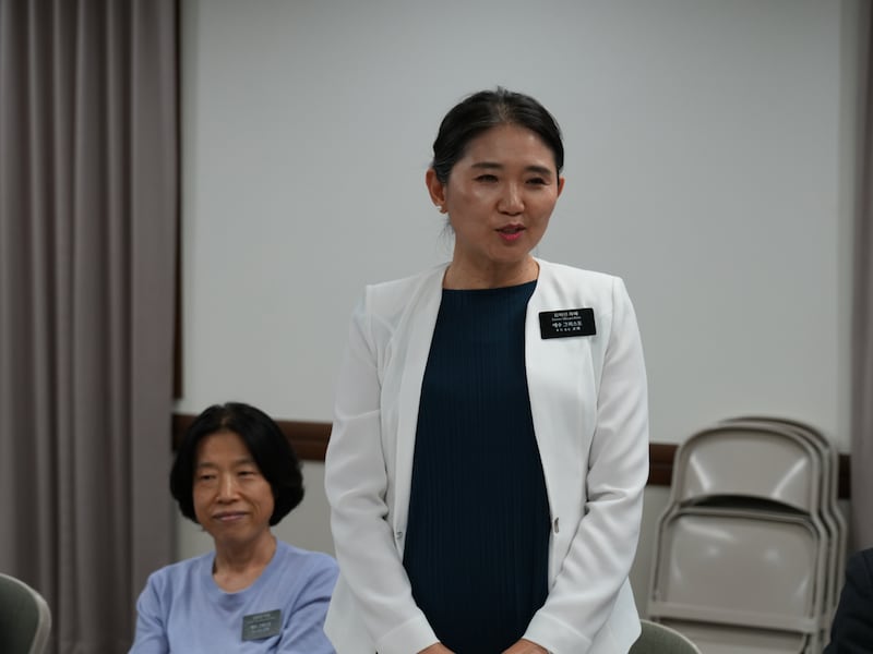La hermana Kim Misun, misionera de servicio mayor en la Misión Corea Seúl, habla a otros misioneros en 2025.