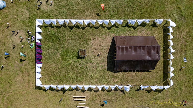 La réplica del tabernáculo completada, incluyendo los muros exteriores, el altar de los sacrificios, la pila de agua y la estructura, se encuentra en el campamento juvenil "Camp Hesed" de la Estaca Eagle River Alaska del 9-13 de junio de 2026.