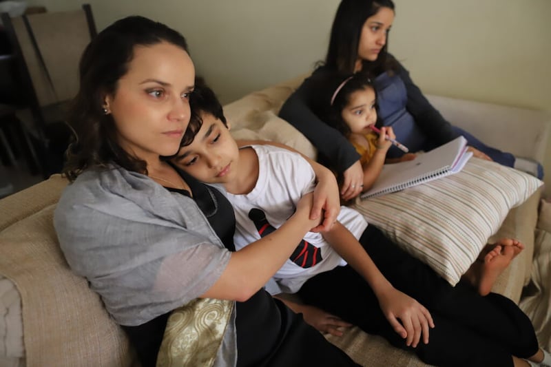 Una familia en Italia escucha la Conferencia General Semestral N.° 190 de La Iglesia de Jesucristo de los Santos de los Últimos Días que se llevó a cabo el sábado y domingo, 3 y 4 de octubre del 2020.