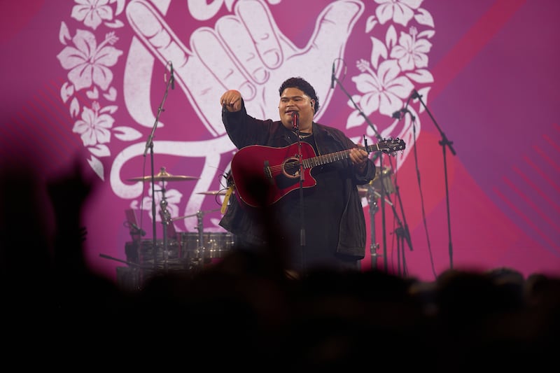 Iam Tongi canta en la Conferencia del Área de Utah para Adultos Jóvenes de 2026 en el Centro de Convenciones Salt Palace en Salt Lake City el viernes, 14 de agosto de 2026.