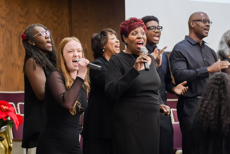El coro comunitario OneVoice interpreta "This Little Light of Mine" en el devocional Santos en unidad en Fort Worth, Texas, el 16 de noviembre de 2025.