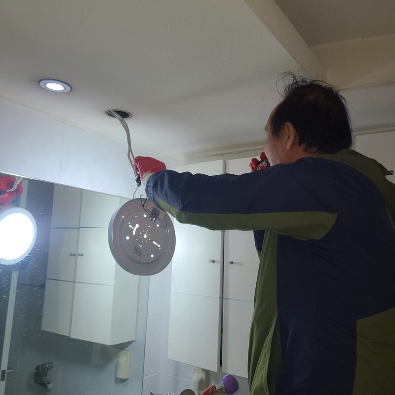 Un misionero de servicio de mayor edad que sirve en la Misión Corea Seúl realiza mantenimiento en un apartamento de misioneros en 2025.