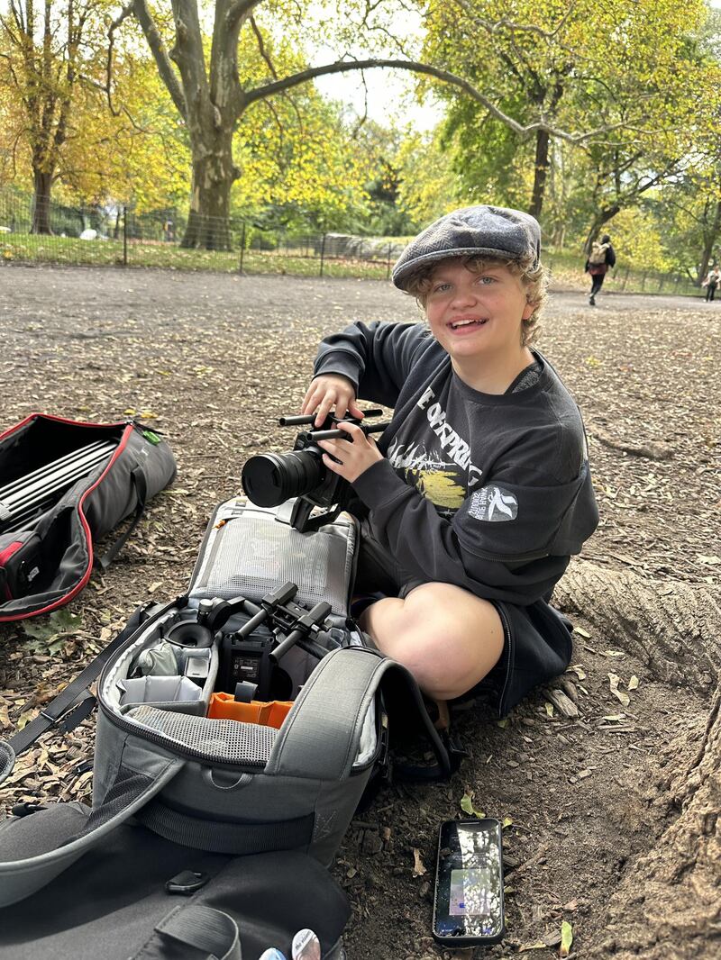 Paige Olsen — ganadora de la categoría de presentación de diseño en el Festival de Cine de Secundaria All-American — sonríe mientras filma un documental sobre la vida de su abuelo en Perry, Utah, febrero de 2025.