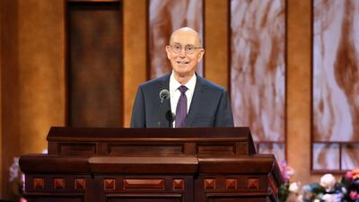 Presidente Henry B. Eyring habla durante la sesión General del Sacerdocio de la 191ª Conferencia General Anual de La Iglesia de Jesucristo de los Santos de los Últimos Días, el 3 de abril de 2021.