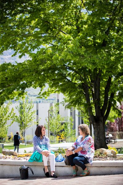 Las participantes descansan en el campus de BYU en Provo, Utah, durante la Conferencia anual de BYU para mujeres llevada a cabo el 3-4 de mayo de 2018.