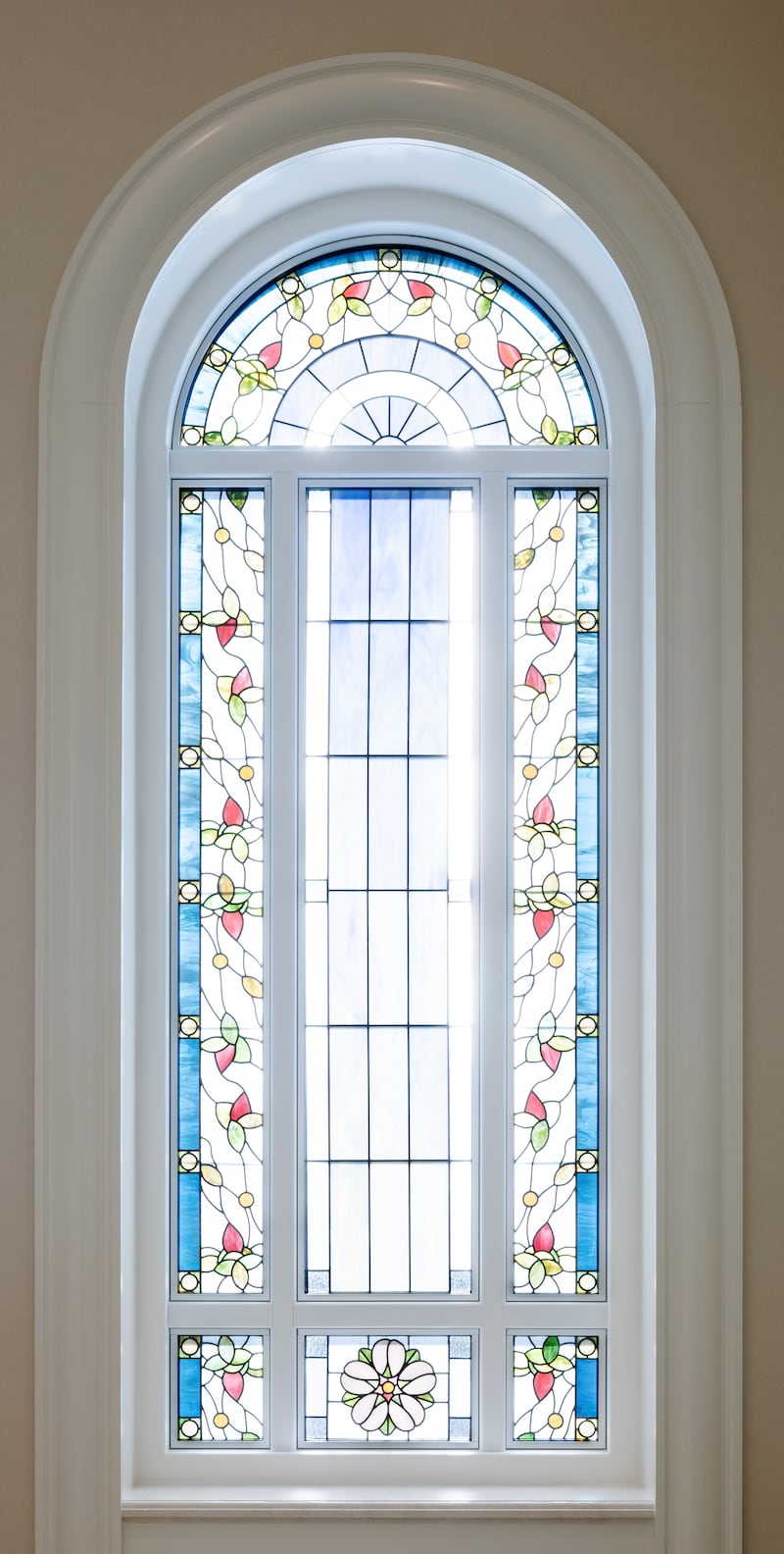 Una ventana de vidrio artístico dentro del Templo de Modesto, California.