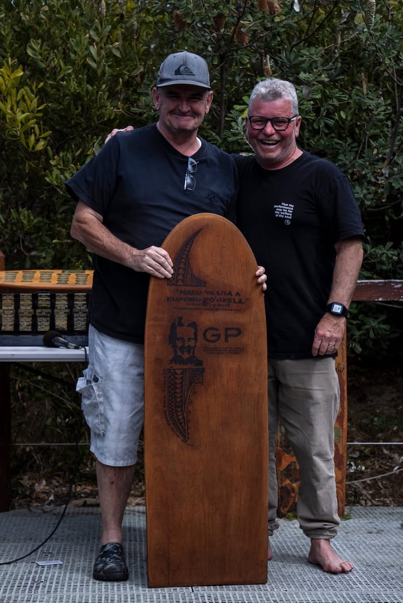 Jim O'Reilly, a la izquierda, recibe el Premio Memorial Greg Perritt en el Coffs Soul Surfest 2023 en Coffs Harbour, Australia, septiembre de 2023.