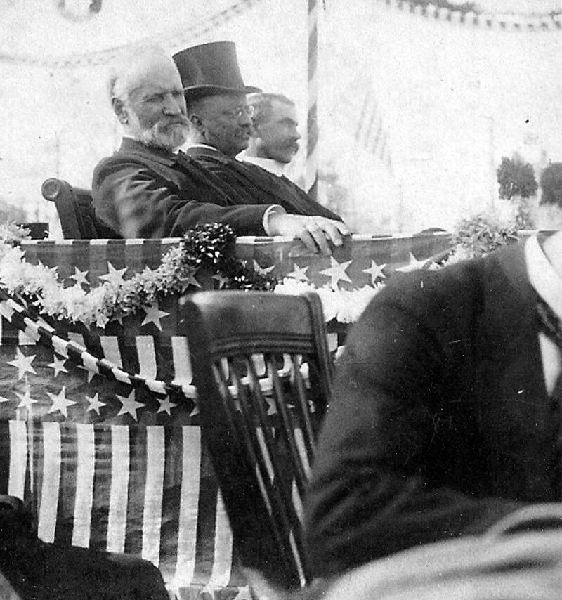 El presidente Theodore Roosevelt, al centro, visita Ogden, Utah, el 29 de mayo de 1903, junto con el secretario de la Marina, Benjamin Tracy, a la izquierda, y el senador Reed Smoot. Roosevelt defendió a Smoot cuando se cuestionó su derecho a ocupar el escaño en el Senado.