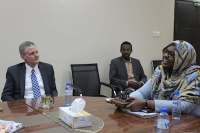 El élder David A. Bednar se reúne con la ministra de Trabajo y Desarrollo Social de Sudán, Lina Al-Sheikh Omer Mahjoub, en Jartum, Sudán, en febrero de 2020.