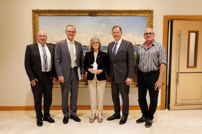 El élder Peter F. Meurs, presidente del Área del Pacífico, segundo desde la izquierda, y el élder Gary E. Stevenson, del Cuórum de los Doce Apóstoles, segundo desde la derecha, se reúnen con Sonia Lagarde, alcaldesa de Numea, Nueva Caledonia, el 20 de mayo de 2026.