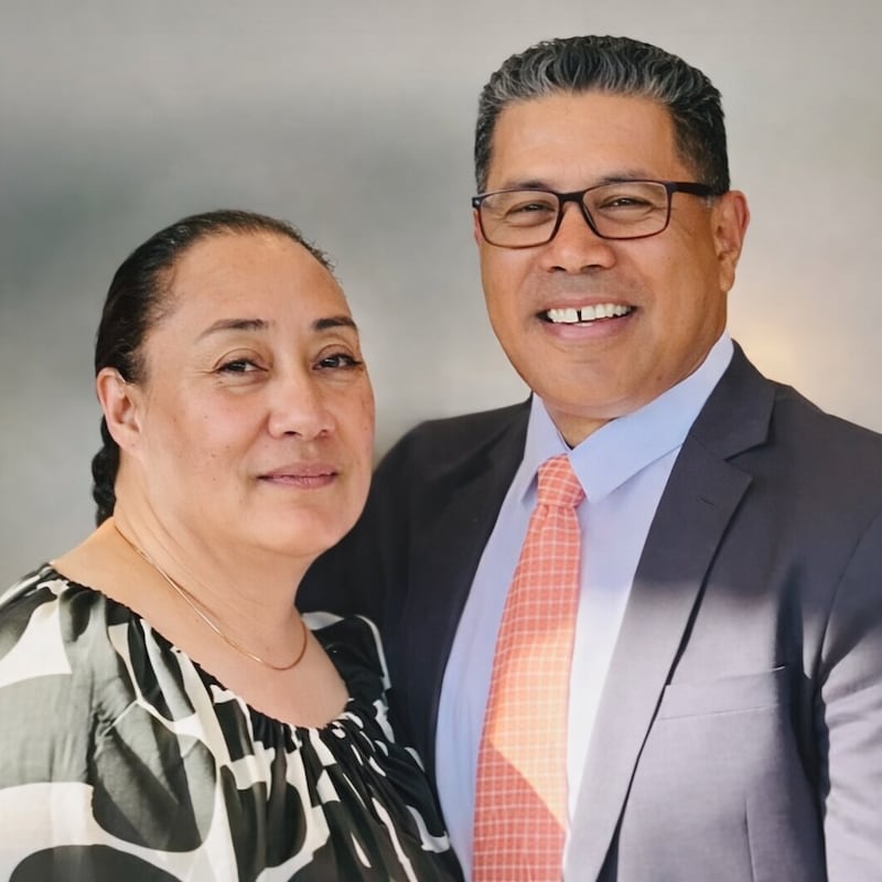 Sione Lavaka y Mele Lavaka, quienes servirán como presidente y compañera de la nueva Misión Papúa Nueva Guinea Daru a partir de julio de 2026.