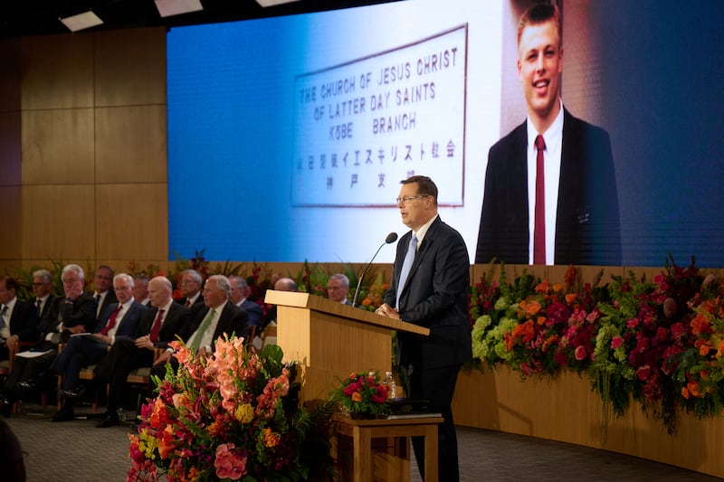 El élder Clark G. Gilbert, del Cuórum de los Doce Apóstoles, habla en el Seminario para Nuevos Líderes de Misión 2026 en el Centro de Capacitación Misional de Provo en Provo, Utah, el 19 de junio de 2026.