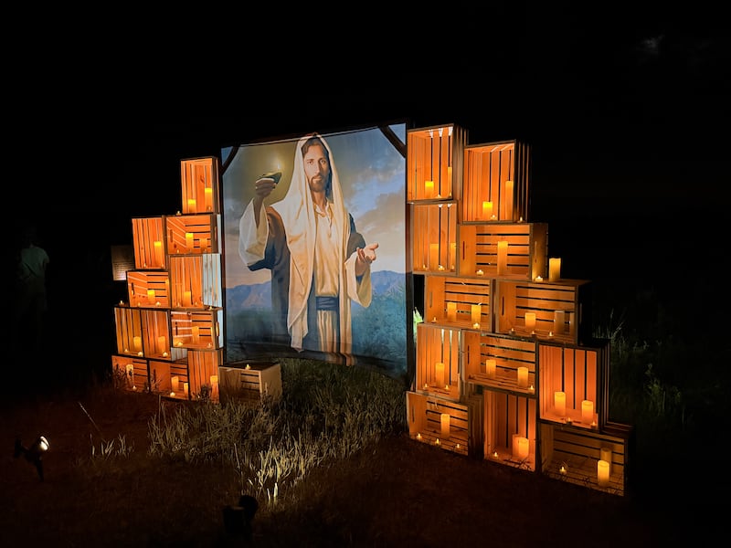Una foto de Jesucristo se exhibe en los senderos de Bend, Idaho, mientras que los jóvenes de la Estaca Spokane Valley Washington participaron en la experiencia "Caminar con Cristo" el 26 de junio de 2026.