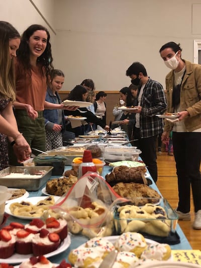 Miembros de los Santos de los Últimos Días, bahá’ís y otras comunidades religiosas participan en una comida como parte de un evento de la Serie de puertas abiertas inversas el 17 de marzo de 2022, en un centro de reuniones de los Santos de los Últimos Días en Washington, D.C.