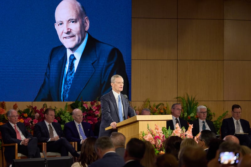 El élder David A. Bednar, del Cuórum de los Doce Apóstoles, habla en el Seminario para Nuevos Líderes de Misión 2026 en el Centro de Capacitación Misional de Provo en Provo, Utah, el sábado 20 de junio de 2026