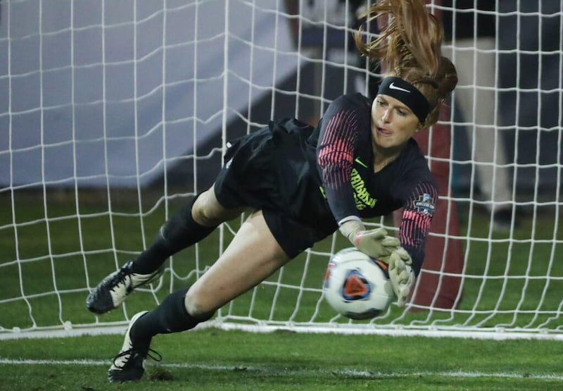 La portera de Brigham Young, Cassidy Smith, bloquea un penal en tiempo extra durante el campeonato nacional de fútbol de la NCAA en el Stevens Stadium de la Universidad de Santa Clara, en Santa Clara, California, el lunes, 6 de diciembre de 2021. BYU perdió en penaltis en tiempo complementario.
