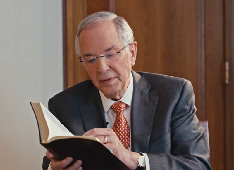 El élder Neil L. Andersen, del Cuórum de los Doce Apóstoles, conversa con su hijo Derek Andersen en Salt Lake City para un episodio de pódcast que se publicará el 22 de abril de 2026 en Divot, un programa de pódcast de Derek Andersen.