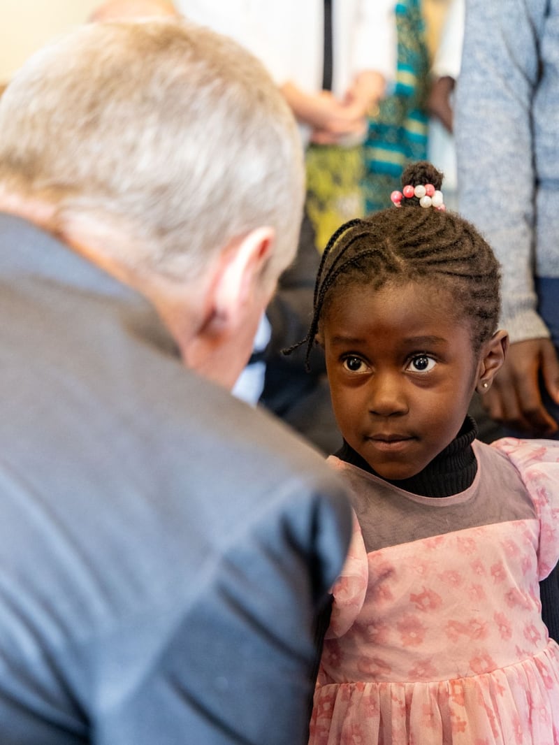 El élder David A. Bednar saluda a una niña en Nairobi, Kenia, el domingo 22 de marzo de 2026.