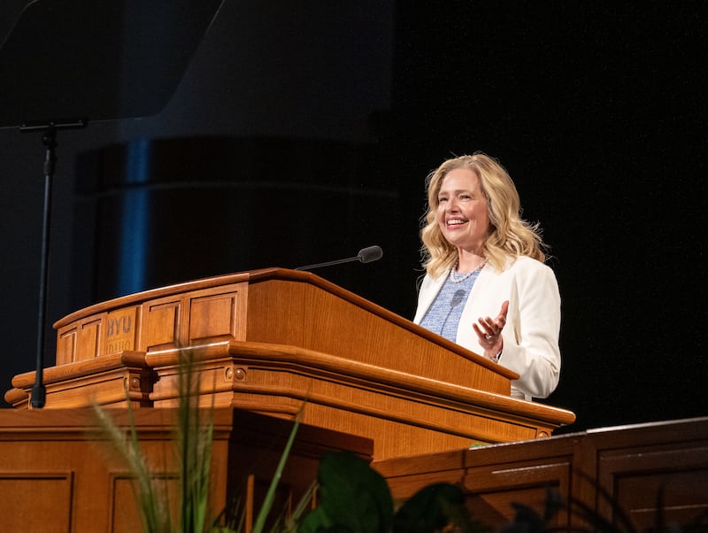 La hermana Jennifer Meredith habla en un devocional de la Universidad Brigham Young–Idaho el martes, 21 de abril de 2026, en Rexburg, Idaho.