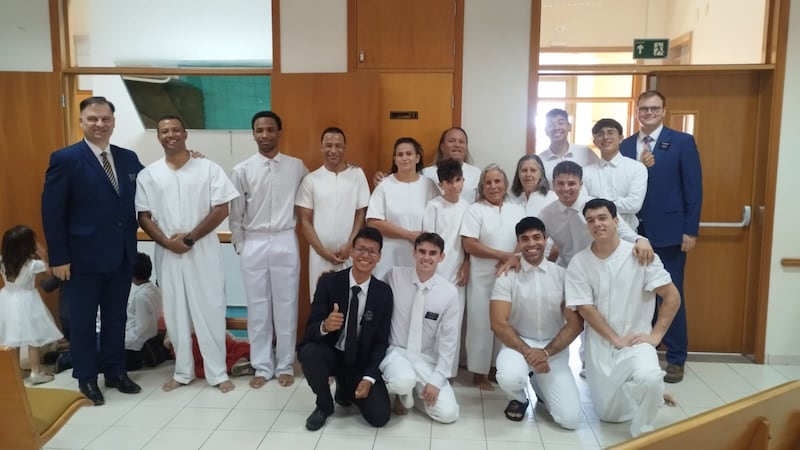 Foto previa a un servicio bautismal en Belo Horizonte, Brasil, donde los nuevos miembros fueron atraídos a la Iglesia a través del nuevo templo allí.