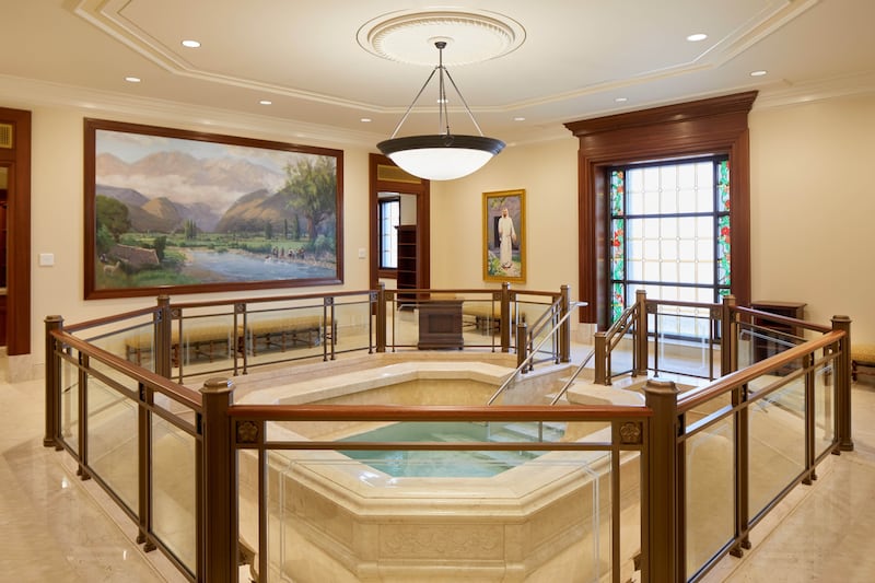 La pila bautismal en el Templo de Arequipa, Perú.