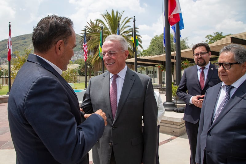 Élder Ulisses Soares del Cuórum de los Doce Apóstoles saluda a un miembro del Senado de México en el Centro de Capacitación para Misioneros de México el viernes 28 de agosto de 2026.