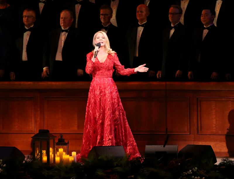 Kelli O’Hara se presenta con el Coro del Tabernáculo de la Manzana del Templo y la Orquesta en la Manzana del Templo durante un concierto de Navidad en el Centro de Conferencias en Salt Lake City el jueves,12 de diciembre del 2019.