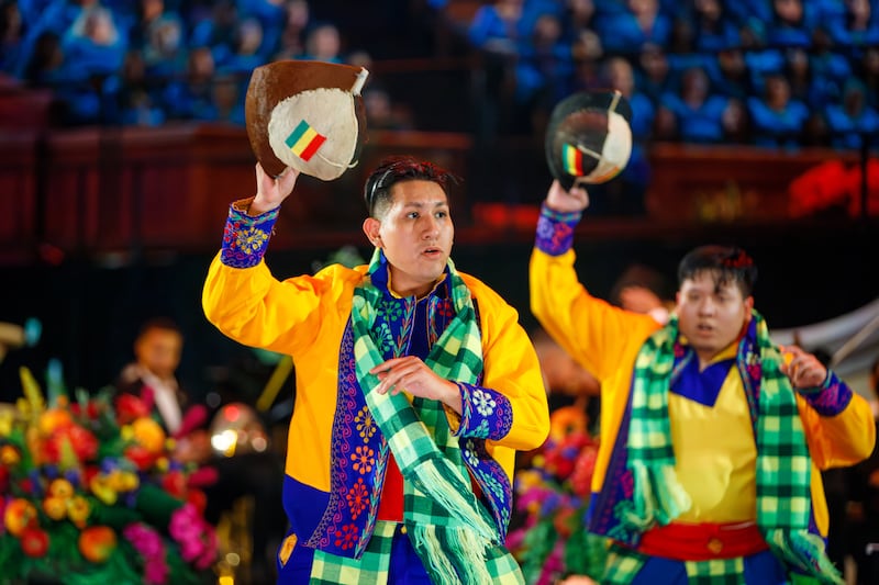 Bailarines vistiendo trajes tradicionales presentan danzas de toda Latinoamérica durante un ensayo general de "Luz de las Naciones" en Salt Lake City, Utah, el 3 de noviembre de 2025.