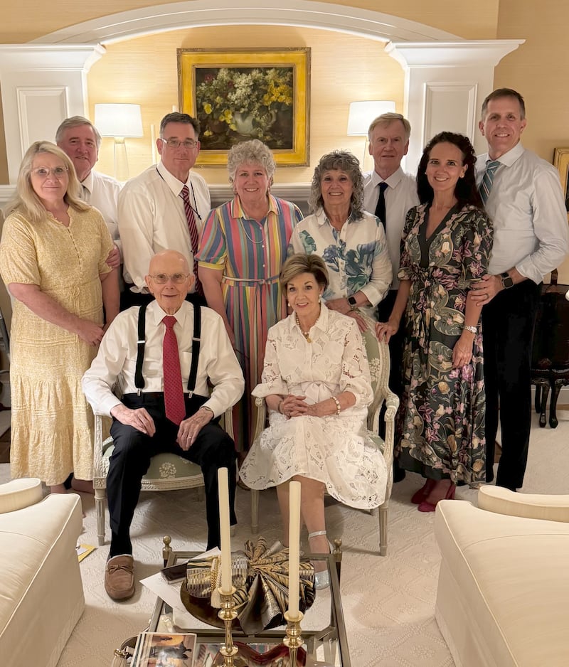 El presidente Dallin H. Oaks y su esposa, la hermana Kristen M. Oaks, se reúnen con la familia en Utah el lunes 10 de agosto de 2026 para celebrar su cumpleaños número 94.