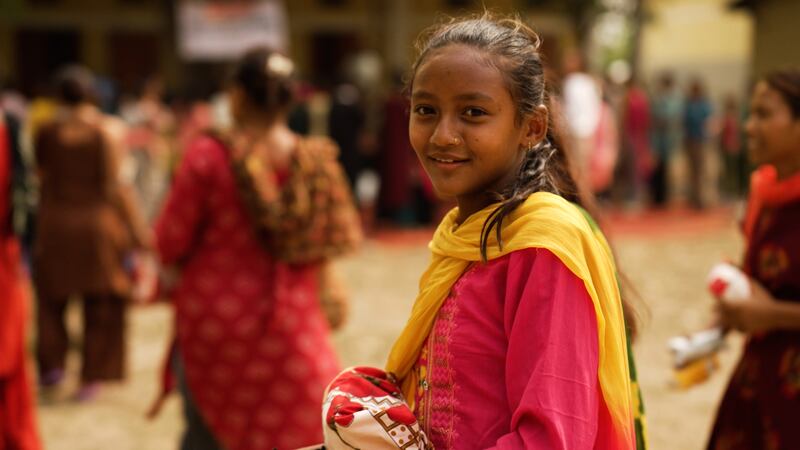 Una niña en Nepal recibe un kit de salud menstrual de Days for Girls Nepal a principios de mayo de 2025. Estos obsequios fueron posibles gracias a las donaciones realizadas a través de la iniciativa de las Máquinas de Donaciones de Ilumina el Mundo, patrocinada por La Iglesia de Jesucristo de los Santos de los Últimos Días.