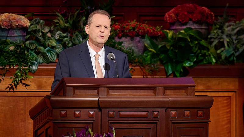 El élder Joni L. Koch, Setenta Autoridad General, habla durante la sesión del sábado por la noche de la Conferencia General Semestral N° 193 de La Iglesia de Jesucristo de los Santos de los Últimos Días el 30 de septiembre de 2023.