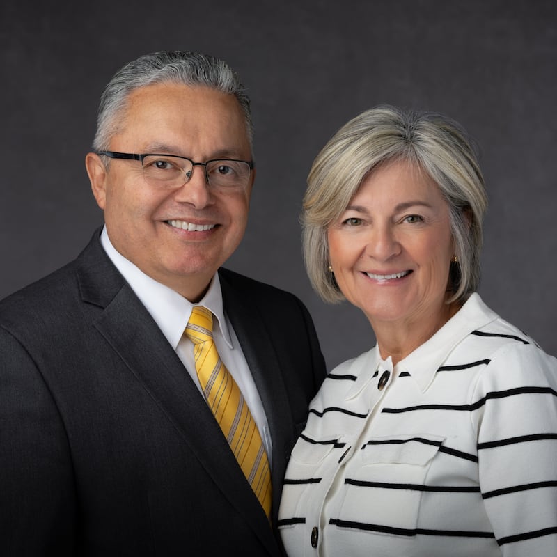 Jorge Portal y María Teresa Portal, quienes servirán como presidente y compañera de la Misión Colombia Cali a partir de julio de 2026.