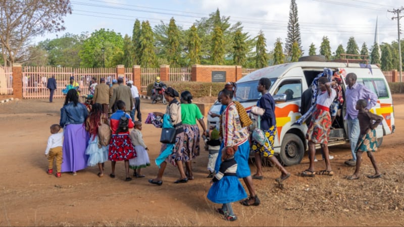 Miembros de la Iglesia y amigos llegan al Centro de Estaca Kyulu Kenya para una conferencia de estaca especial con el élder Gérald Caussé el domingo 18 de octubre de 2026.