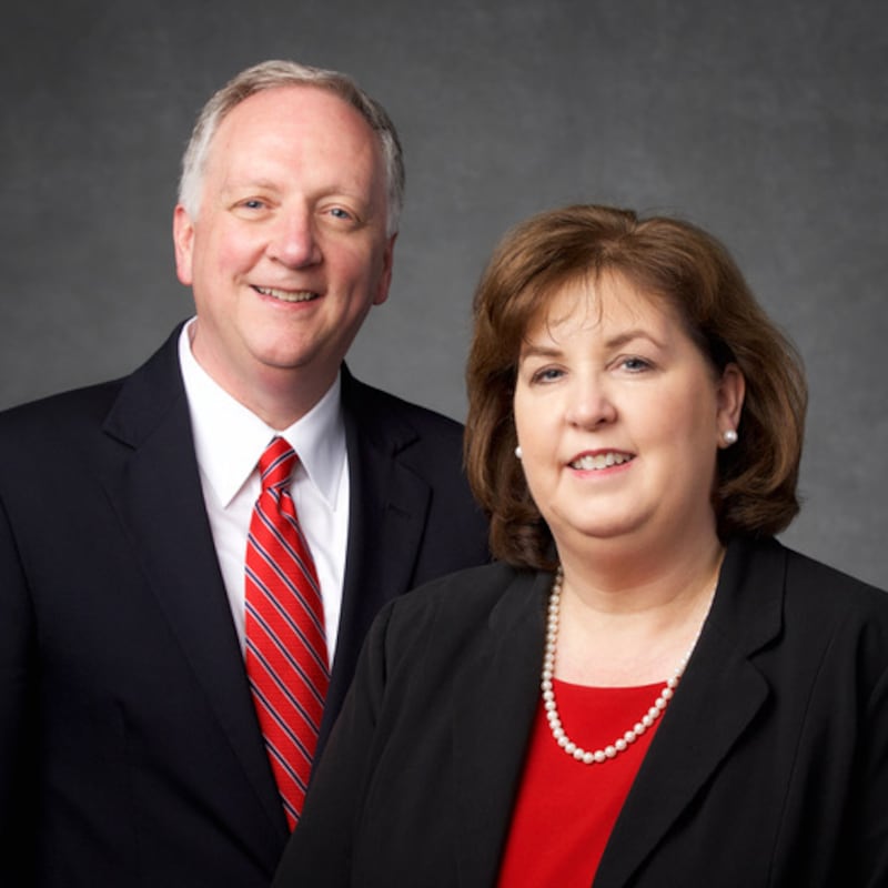 Richard G. Youngblood y Kathy Youngblood, quienes servirán como presidente y directora de obreras del nuevo Templo de Knoxville, Tennessee, cuando sea dedicado.